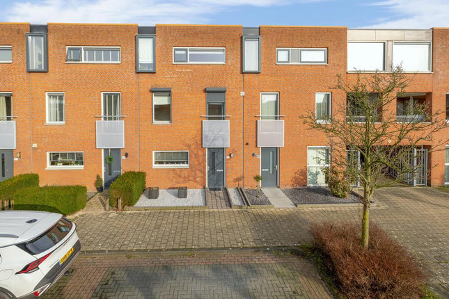 Instapklare tussenwoning met moderne afwerking en zonnige tuin