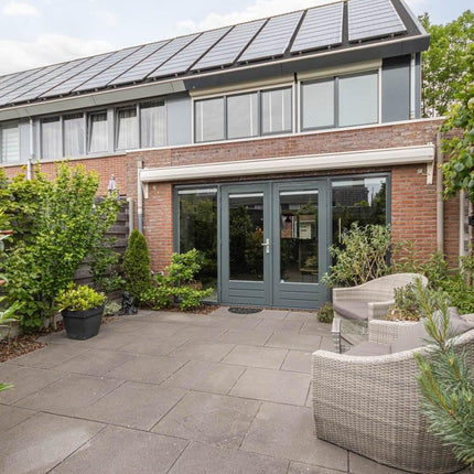 Instapklare hoekwoning met moderne afwerking en zonnige tuin